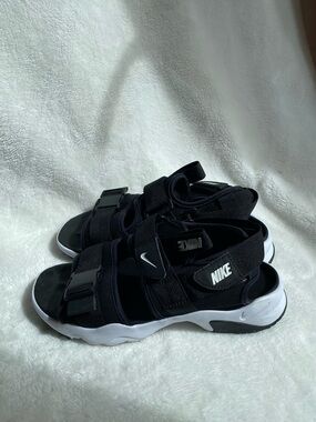 Nike Canyon Sandals Women's Size 7 Strapped Open Toe Sandal Black White